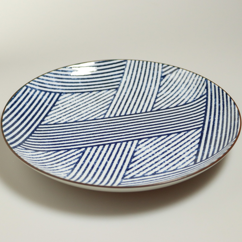 Assiette rayée "Shimakoushi" en faïence de Mino