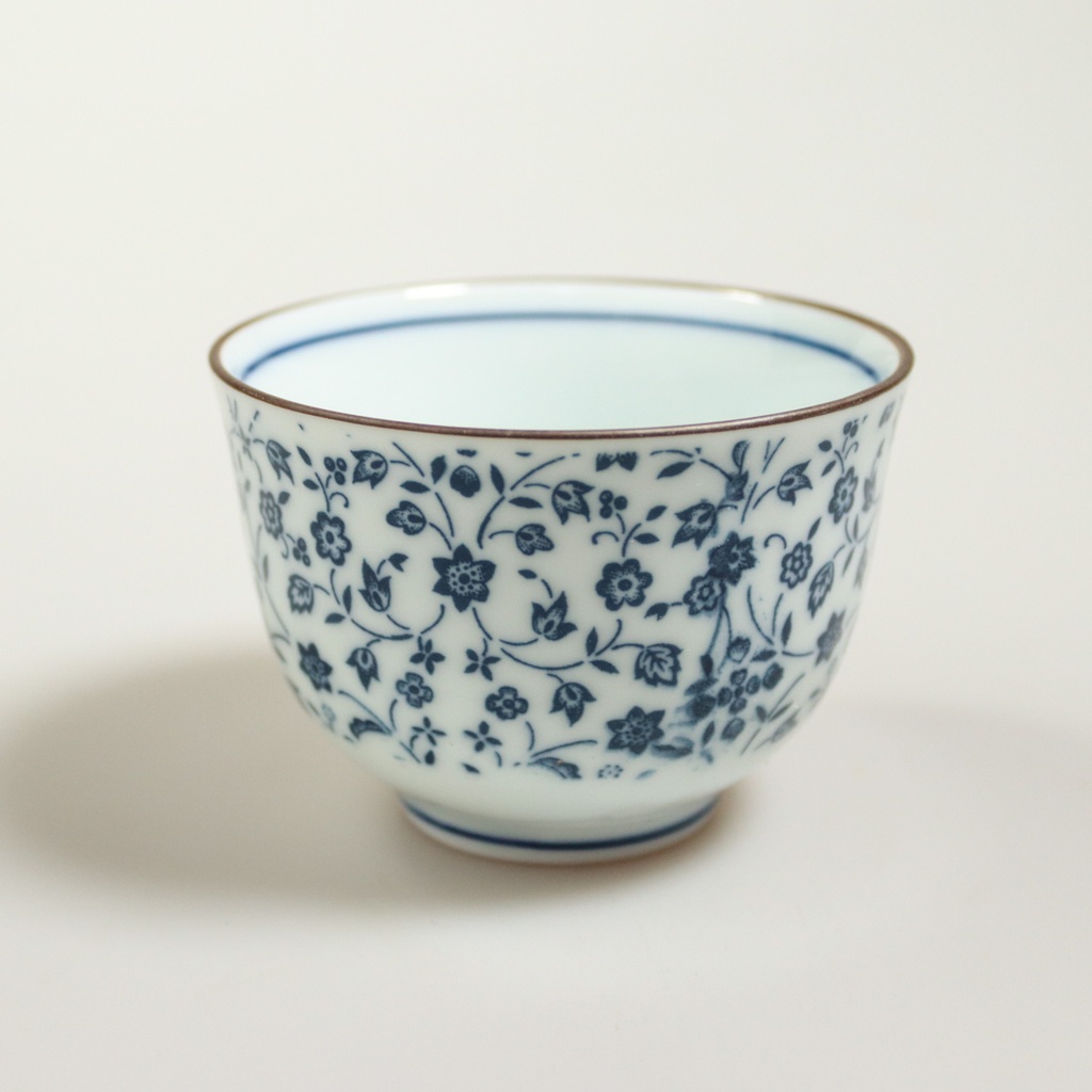 [J113] Small cup with intertwined flowers