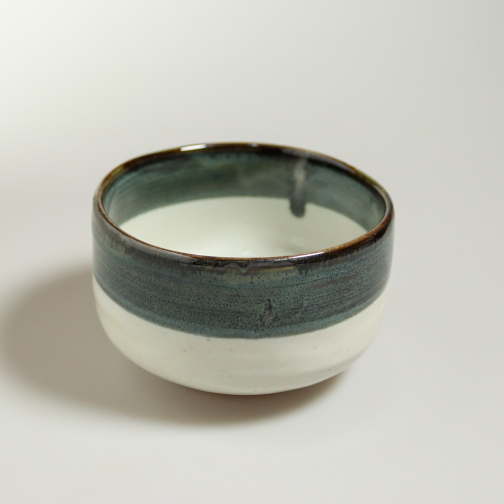 [J235] Bowl with matcha haut with bord bleu marine