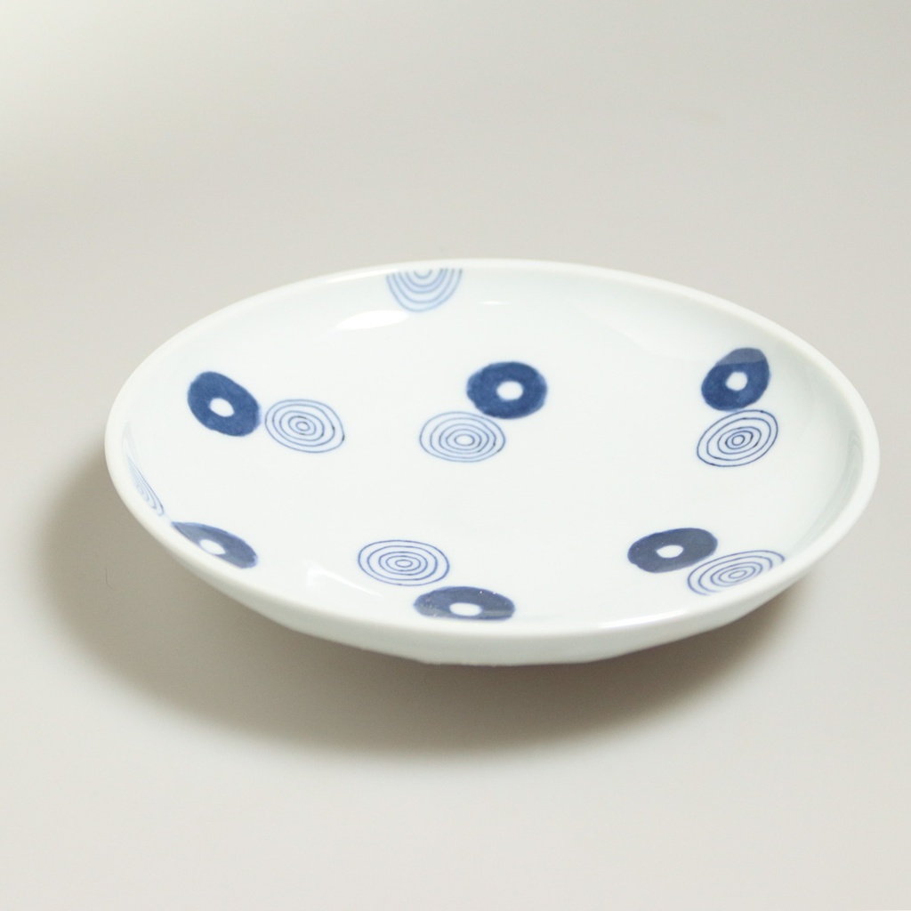 [J273] ‘Uzumarimon’ plate in Hasami porcelain