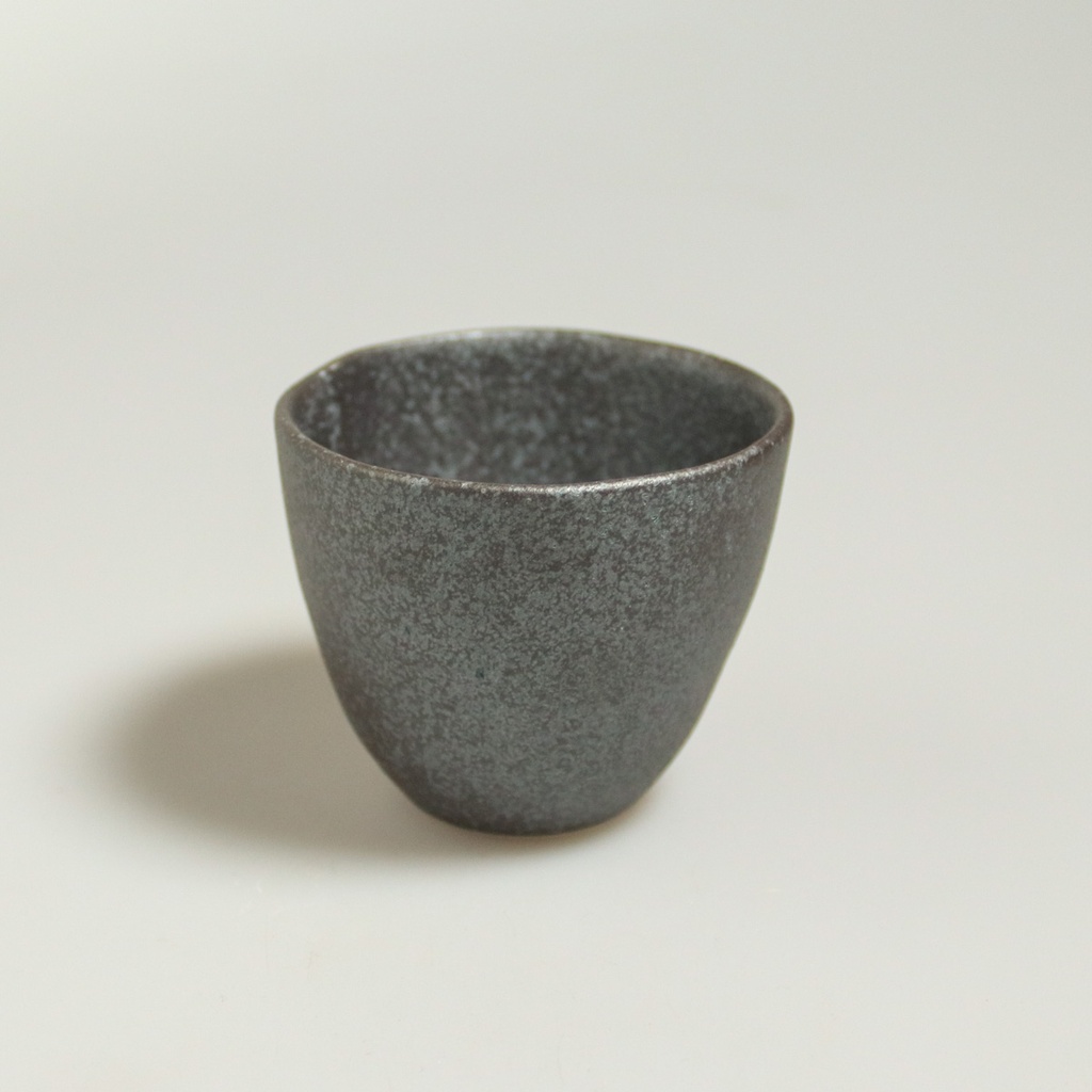 [J274] Tasse à saké "Tetsu" en faïence de Mino