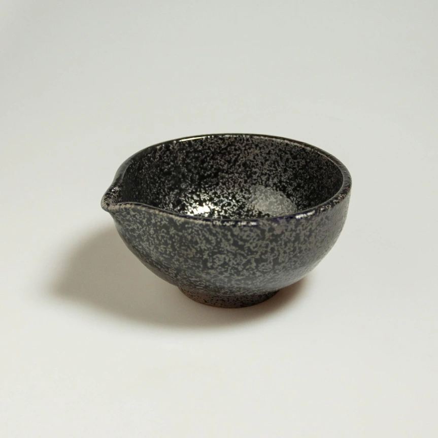 [J453] Bowl with matcha with bec verseur