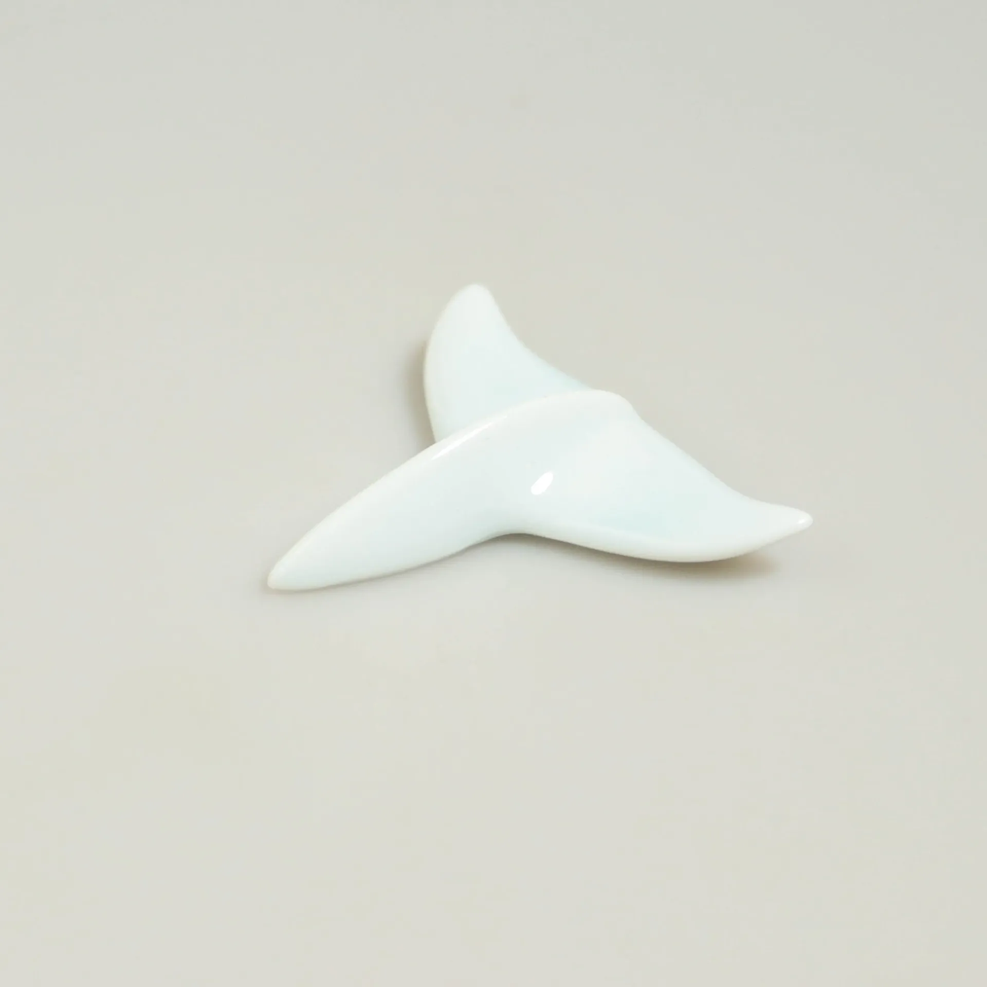 [J471] Mino Porcelain "Whale Tail" Chopstick Rest